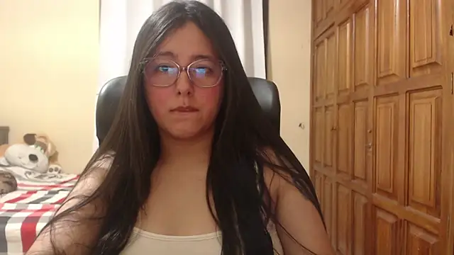 Snapshot of Venus_cat_ chatting on 07-17-26, 05:36 Venus cat online show from 07-17-26, 05:36