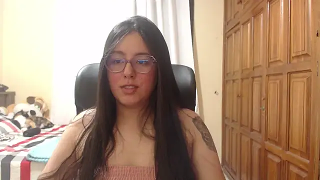 Snapshot of Venus_cat_ chatting on 07-18-26, 04:27 Venus cat online show from 07-18-26, 04:27