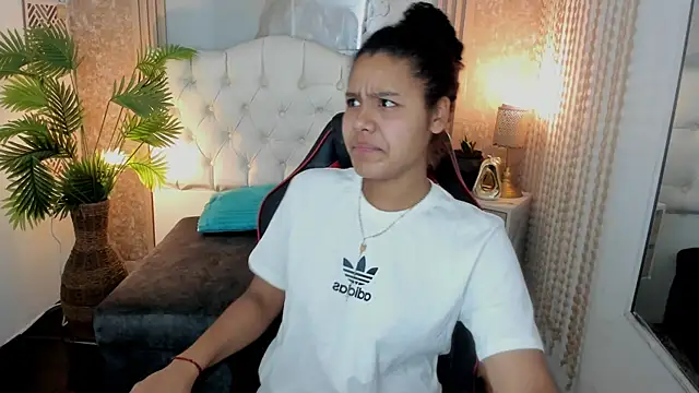 Snapshot of AriaVega chatting on 04-10-26, 12:54 AriaVega online show from 04-10-26, 12:54