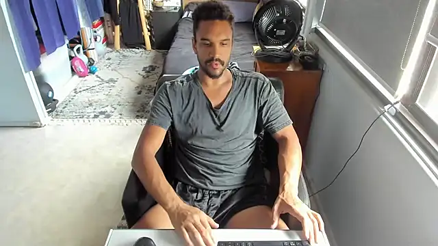 Snapshot of CassiusJohnson chatting on 10-17-25, 01:31 CassiusJohnson online show from 10-17-25, 01:31