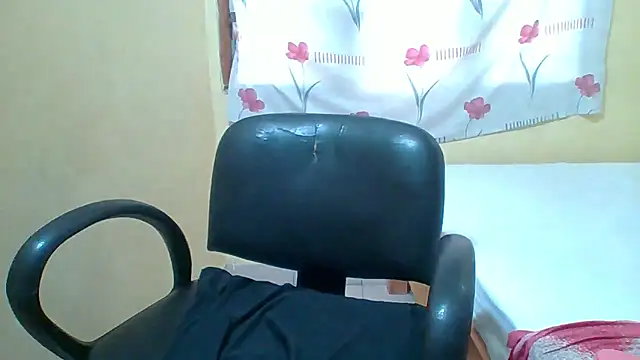 Snapshot of JuicyVixen_ chatting on 01-15-26, 07:02 JuicyVixen online show from 01-15-26, 07:02