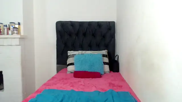 Snapshot of MissLola026 chatting on 01-12-26, 01:38 MissLola026 online show from 01-12-26, 01:38