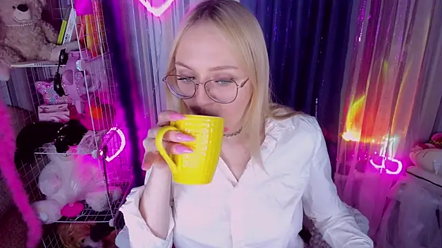 Snapshot of CeaneLino chatting on 04-22-26, 05:36 CeaneLino online show from 04-22-26, 05:36