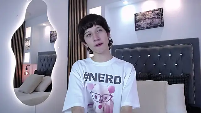 Snapshot of Emo_Boy_ chatting on 03-05-26, 08:05 Emo Boy online show from 03-05-26, 08:05