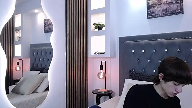 Snapshot of Emo_Boy_ chatting on 04-01-26, 08:17 Emo Boy online show from 04-01-26, 08:17