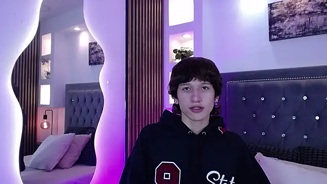 Snapshot of Emo_Boy_ chatting on 04-05-26, 08:39 Emo Boy online show from 04-05-26, 08:39