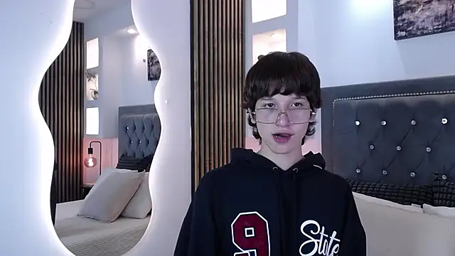 Snapshot of Emo_Boy_ chatting on 04-10-26, 08:35 Emo Boy online show from 04-10-26, 08:35