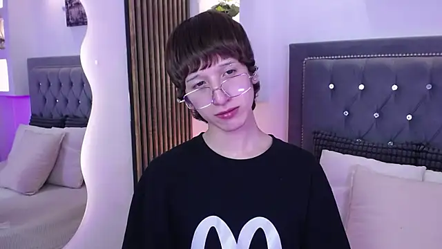Emo Boy  online show from 05-18-26, 04:40