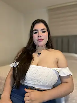 Snapshot of Isabella_LaRue chatting on 04-15-26, 01:40 Isabella LaRue online show from 04-15-26, 01:40