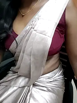 Snapshot of Tamilmallu-duskygirl03 chatting on 03-09-26, 06:39 Tamilmallu-duskygirl03 online show from 03-09-26, 06:39