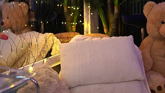 Snapshot of LuxenNoir chatting on 01-12-26, 05:23 LuxenNoir online show from 01-12-26, 05:23