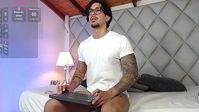 Snapshot of Liam_Espinoza chatting on 10-28-25, 07:27 Liam Espinoza online show from 10-28-25, 07:27