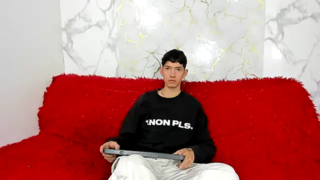heyy noah11 online show from 05-17-26, 01:29