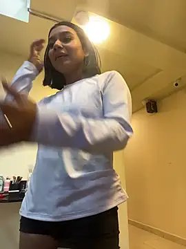 AlyssaRay online show from 05-13-26, 04:37