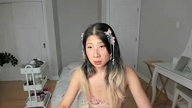 Jiwooe online show from 08-02-26, 10:41