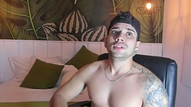 Snapshot of Mike_montoya01 chatting on 11-14-25, 04:33 Mike montoya01 online show from 11-14-25, 04:33