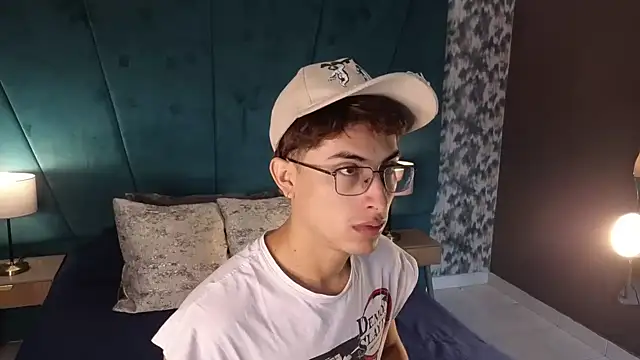 Snapshot of Aaron_Eze chatting on 06-23-26, 12:47 Aaron Eze online show from 06-23-26, 12:47