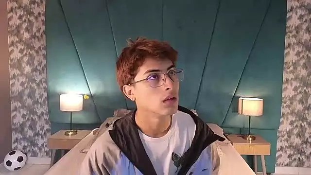Snapshot of Aaron_Eze chatting on 07-12-26, 12:07 Aaron Eze online show from 07-12-26, 12:07
