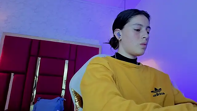 Snapshot of moon_winy chatting on 03-31-26, 11:21 moon winy online show from 03-31-26, 11:21