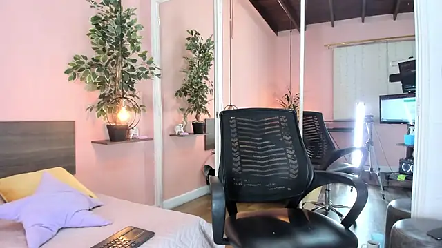 Alanna miaw online show from 12-20-25, 09:16