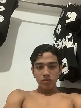 Snapshot of Alex_king17 chatting on 04-05-26, 06:43 Alex king17 online show from 04-05-26, 06:43