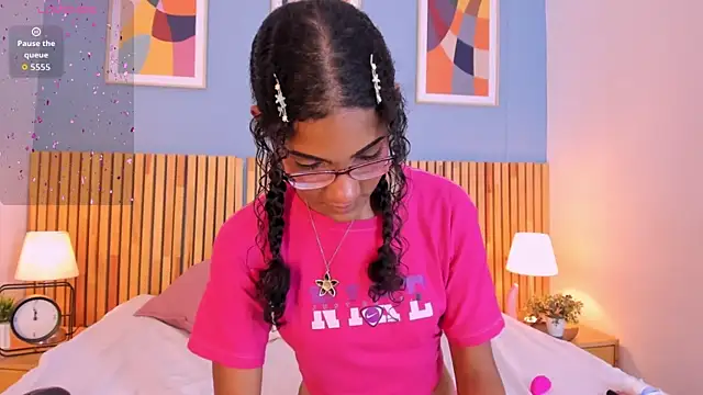 AuroraPinkk online show from 12-19-25, 01:51