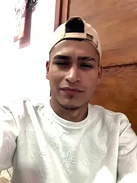 Snapshot of Emiliano_Reyes chatting on 06-03-26, 01:52 Emiliano Reyes online show from 06-03-26, 01:52