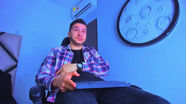 Snapshot of mike_257 chatting on 01-07-26, 11:56 mike 257 online show from 01-07-26, 11:56