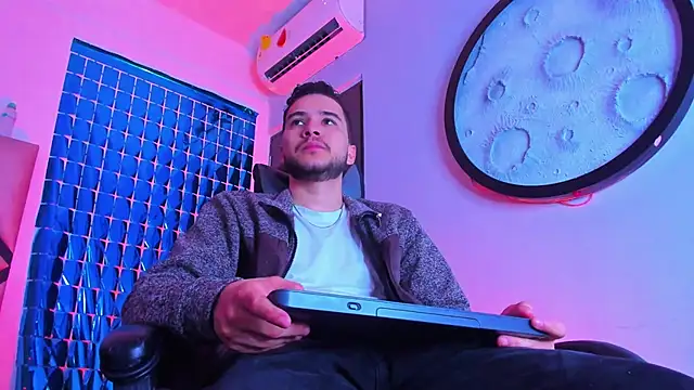 Snapshot of mike_257 chatting on 03-10-26, 11:26 mike 257 online show from 03-10-26, 11:26