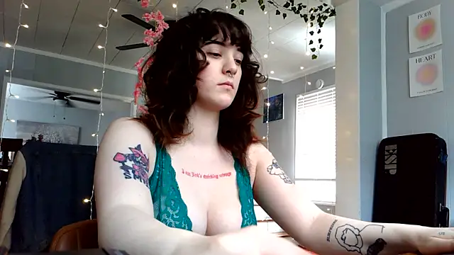 Snapshot of Trickylucy555 chatting on 03-17-26, 07:06 Trickylucy555 online show from 03-17-26, 07:06