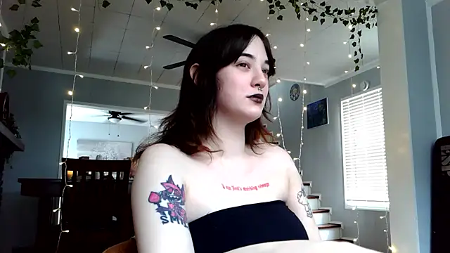 Snapshot of Trickylucy555 chatting on 04-04-26, 05:43 Trickylucy555 online show from 04-04-26, 05:43