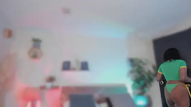 Snapshot of YariRose chatting on 06-15-26, 03:47 YariRose online show from 06-15-26, 03:47