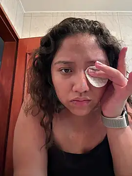 Snapshot of Kmiii21 chatting on 03-10-26, 05:34 Kmiii21 online show from 03-10-26, 05:34