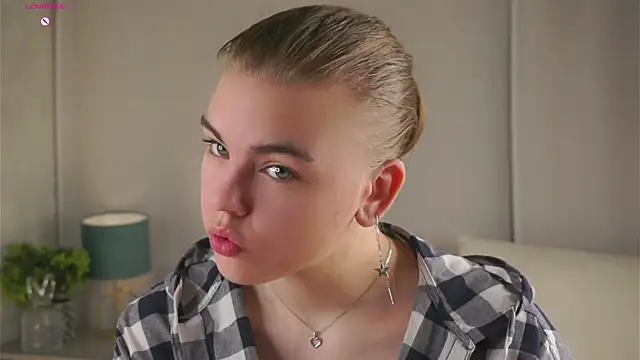 Snapshot of MelodyBaur chatting on 04-08-26, 01:33 MelodyBaur online show from 04-08-26, 01:33