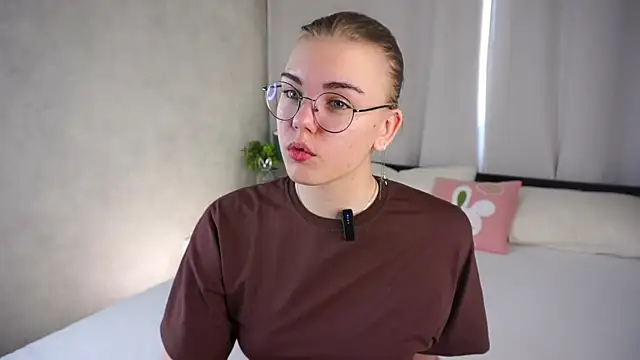 Snapshot of MelodyBaur chatting on 04-17-26, 11:35 MelodyBaur online show from 04-17-26, 11:35