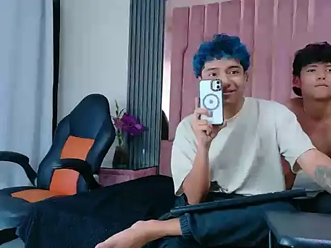 Snapshot of LiamANDJordan chatting on 10-29-25, 09:27 LiamANDJordan online show from 10-29-25, 09:27