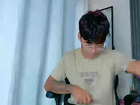 Snapshot of LiamANDJordan chatting on 11-04-25, 10:09 LiamANDJordan online show from 11-04-25, 10:09