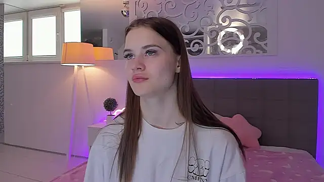 LuisaClover online show from 04-12-26, 12:21