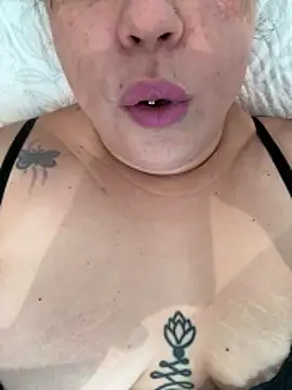 Snapshot of Rheetnena1 chatting on 03-21-26, 02:42 Rheetnena1 online show from 03-21-26, 02:42