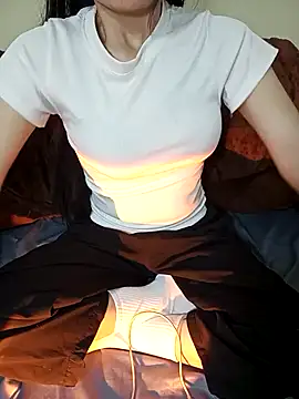 Snapshot of Cherry_Le02 chatting on 12-20-25, 05:53 Cherry Le02 online show from 12-20-25, 05:53