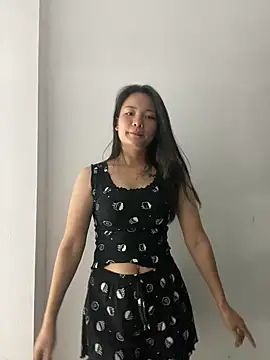 Bee Yellow00 online show from 10-27-25, 08:24