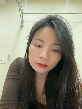 Bee Yellow00 online show from 12-15-25, 04:39