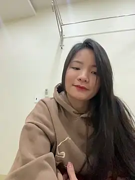 Bee Yellow00 online show from 01-06-26, 04:38