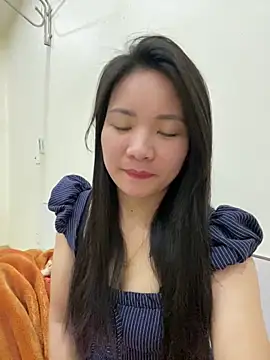 Bee Yellow00 online show from 02-12-26, 05:13