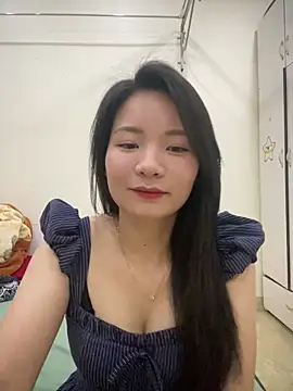 Bee Yellow00 online show from 04-13-26, 04:51