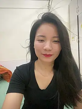 Bee Yellow00 online show from 04-16-26, 05:30