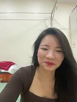 Bee Yellow00 online show from 05-07-26, 04:29