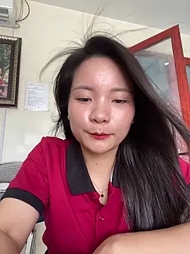 Snapshot of Bee_Yellow00 chatting on 06-15-26, 02:25 Bee Yellow00 online show from 06-15-26, 02:25