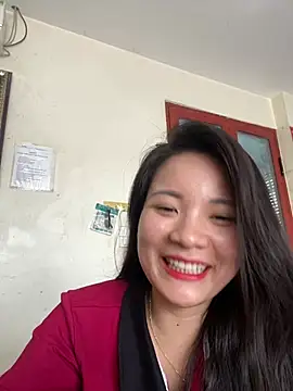 Snapshot of Bee_Yellow00 chatting on 06-16-26, 01:52 Bee Yellow00 online show from 06-16-26, 01:52