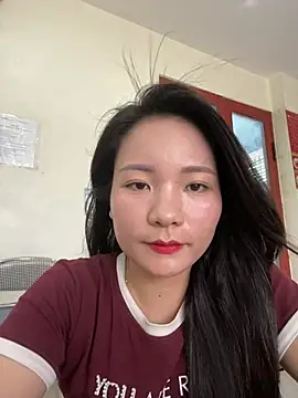 Snapshot of Bee_Yellow00 chatting on 06-20-26, 04:26 Bee Yellow00 online show from 06-20-26, 04:26